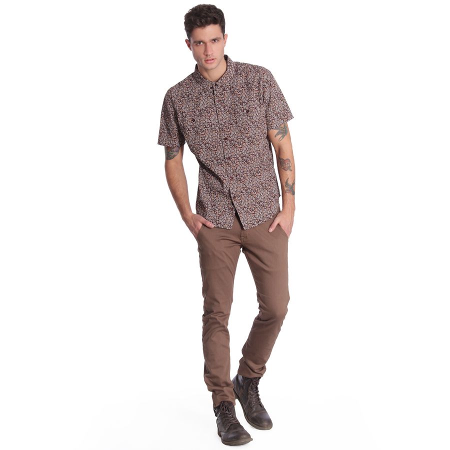56525_pantalon_x1611121_chinos_olivo_perfil_look 56525_pantalon_x1611121_chinos_olivo_perfil_look